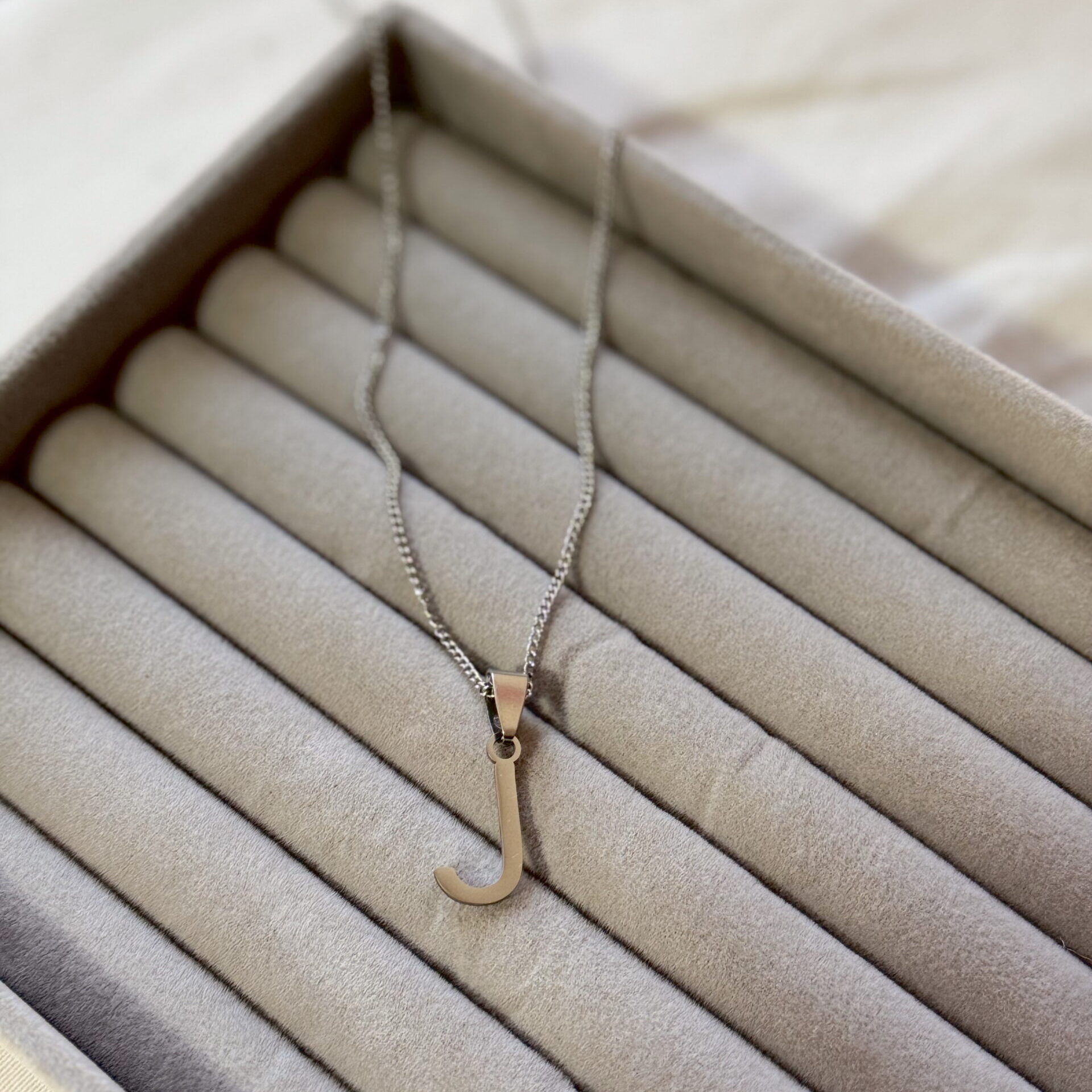 COLLAR INICIAL "J"
