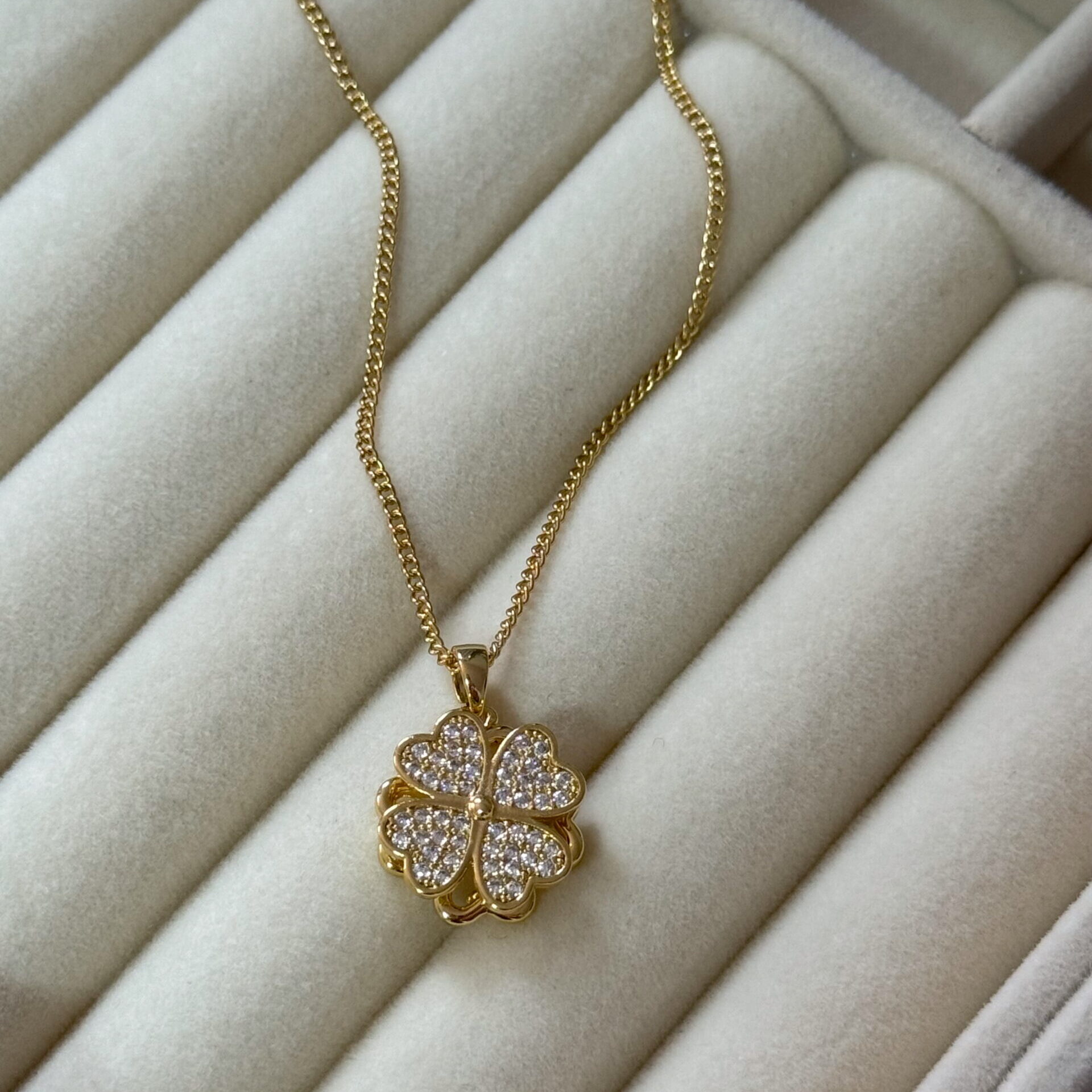 COLLAR TREBOL GIRATORIO