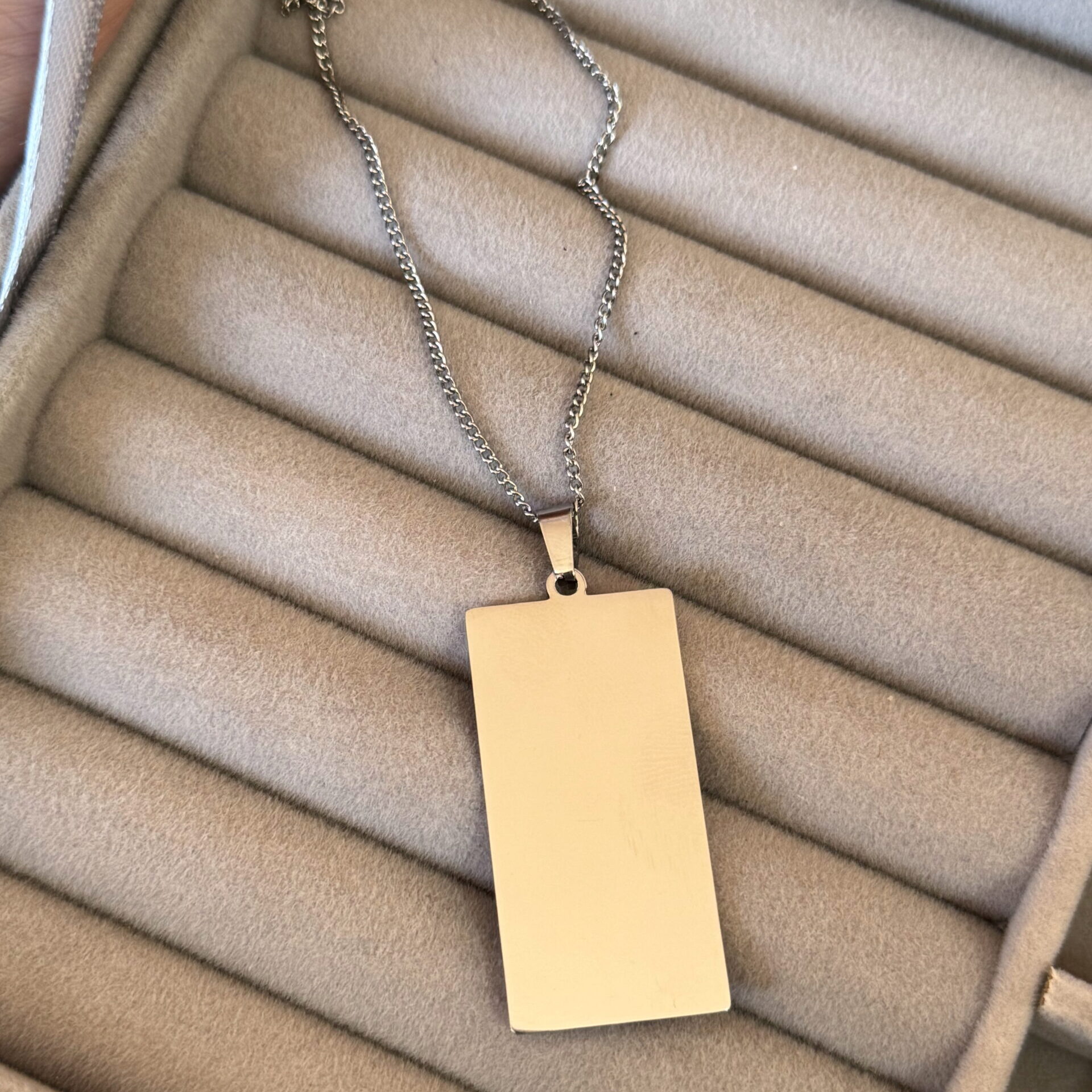 COLLAR CHAPITA RECTANGULAR